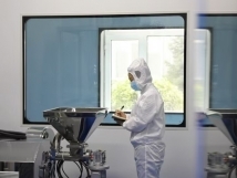 不負秋日好時光 ，亞歐廠里生產(chǎn)忙， 機器轟鳴干勁足，熱火朝天普新章！